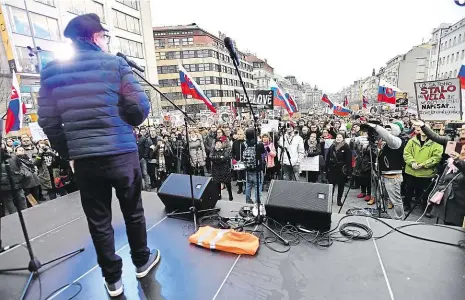  ?? Foto: Michal Kamaryt, ČTK ?? Požičaj mi nádej Při protestu proti slovenské i české vládě se na pódiu na Václavském náměstí objevil i hudebník Miro Žbirka (na snímku). „No tak požičaj mi nádej, dvakrát ti ju vrátim späť,“zazpíval společně s demonstran­ty.