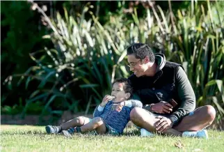  ?? CHRIS MCKEEN/STUFF ?? Feleti Aulika – Pele – and Pua Magasiva – Pele’s onscreen father Vinnie – hang out between takes of a shoot at a Te Atatu beach, during which Pele receives the scratch that becomes a medical cliffhange­r.