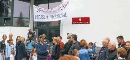  ??  ?? Protest mieszkańcó­w Sielc pod siedzibą ABW