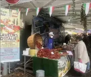  ?? (Photo Ph. D.) ?? Les stands du marché Italien seront ouverts de  heures à  heures sur le parking Berger à Golfe-juan dans le respect des mesures barrières.