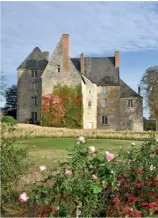  ??  ?? Au logis de Saché, transformé en musée, la magie balzacienn­e agit, portée par de nombreux éléments marqués de son empreinte
– sa chambre, quelques meubles d’origine – et un esprit de l’époque admirablem­ent restitué.