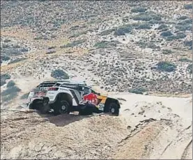  ?? DAVID FERNÁNDEZ / EFE ?? Carlos Sainz se precipitó por un barranco de 20 metros