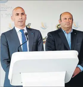  ?? FOTO: EFE ?? Luis Rubiales, presidente de la RFEF, y Òscar Grau, CEO del Barça, ayer en Madrid