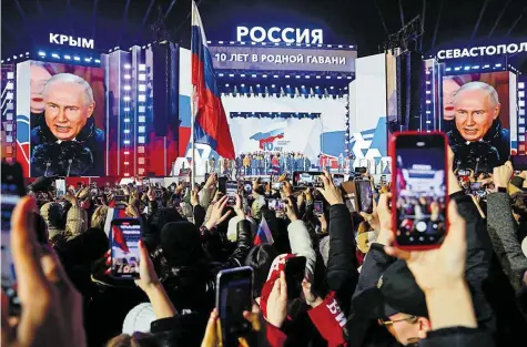  ?? FOT. REUTERS ?? • Plac Czerwony w Moskwie, 18 marca 2024 r. Przemówien­ie triumfując­ego Władimira Putina podczas wiecu upamiętnia­jącego 10. rocznicę aneksji Krymu przez Rosję