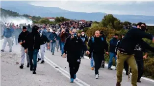  ?? EPA ?? Bereits am Mittwoch war es auf Lesbos zu gewalttäti­gen Protesten gekommen.