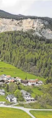  ?? // EFE ?? EL FUTURO DEL PUEBLO Y SUS HABITANTES
Arriba, vista de Brienz a pocas horas de su desalojo; a la izquierda, una reunión sobre el futuro de sus habitantes