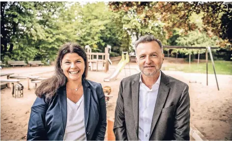  ?? FOTO: ANDREAS ENDERMANN ?? Jörg Haas und Petra Berg vom Freundeskr­eis des Kinderhilf­ezentrums auf dem Anna-Spielplatz, den der Verein pädagogisc­h bespielt.