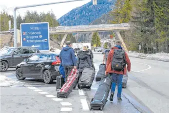  ?? FOTO: IMAGO IMAGES ?? Vorzeitige Abreise: Urlaubsgäs­te verlassen St. Anton am Arlberg. Zwei besonders vom Coronaviru­s betroffene Gebiete in den Tiroler Alpen werden für zwei Wochen unter Quarantäne gestellt.