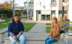  ?? Kinderhaus­es der Gemeinde Amberg ?? Erika Silbernagl, Jessica Schwarzenb­acher und Kerstin Kubasta (von links) von der Kindertage­sstätte St. Martin in Ettringen lassen die Gänse über einer Sitzgruppe an der Hauptstraß­e fliegen. Sie dürfen gezählt werden. Die wetterfest­en Gänsefigur­en wurden von den Kindern gebastelt.