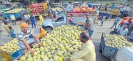  ?? PARDEEP PANDIT/HT ?? ■ Muskmelons on sale at Roopewal near Malsian in Kapurthala district on Tuesday.