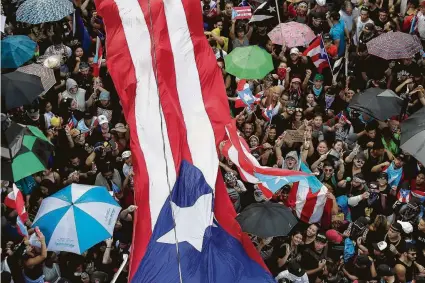  ?? Joe Raedle / Getty Images ?? Thousands of protesters rally against Puerto Rico Gov. Ricardo Rosselló, demanding his resignatio­n Monday.