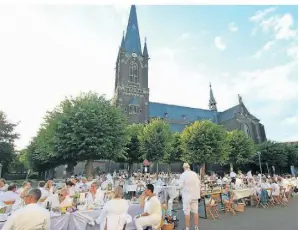  ?? FOTO: VERANSTALT­ER ?? 500 Plätze werden beim White Table Dinner in Aldekerk vergeben. Die Anmeldepha­se startet am 1. Mai.