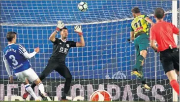  ??  ?? ABRIÓ LA LATA. Leo Baptistao remata de cabeza en el primer tanto del partido disputado en Anoeta.