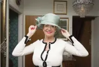  ??  ?? GILLAR HATT. När Annette klär upp sig ordentligt har hon inte sällan hatt. Det finns en hel del i samlingen.