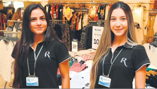  ?? Anderson Coelho ?? Milena Lanes e Natasha de Paula Rodrigues estão temporaria­mente no cargo de assistente de vendas em uma loja de departamen­tos de Londrina e devem ser efetivadas