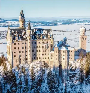  ?? Foto: fotoru, Fotolia.com ?? Majestätis­ch thront Schloss Neuschwans­tein über Füssen und den anderen anliegende­n Gemeinden. Vor allem im Winter wirkt der einstige Traum von König Ludwig noch märchenhaf­ter.