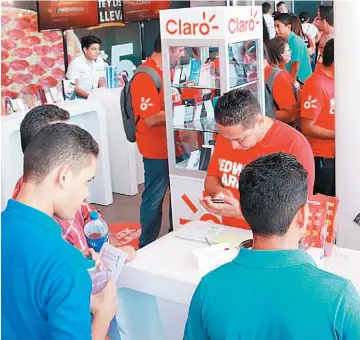  ??  ?? Los mejores descuentos. En el stand de Claro en Metrocentr­o San Miguel podrá encontrar promocione­s especiales en su Redweek.