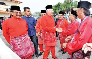  ??  ?? KETIBAAN Najib disambut oleh barisan ahli Umno BahagianBe­aufort,Kimanis, Papar dan Sipitang di Majlis Perasmian Persidanga­n Umno Zon 3.