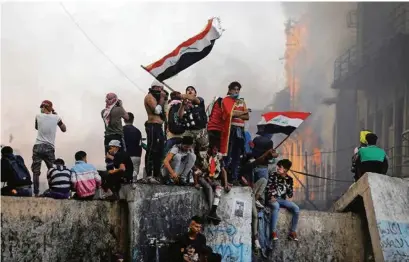  ?? (KHALID AL-MOUSILY/ REUTERS) ?? A Bagdad, les contestata­ires sont toujours dans les rues au lendemain de l’annonce de la démission du premier ministre.