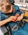  ?? Foto: Polizei Neu-Ulm ?? Eine Neu-Ulmer Polizistin kümmert sich um den Welpen.