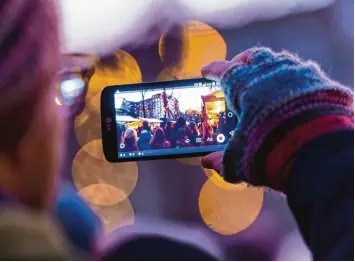  ?? Symbolfoto: Sebastian Gollnow, dpa ?? Eigentlich sollten Menschen mit der Live Funktion bei Facebook Dinge übertragen können, die sie bewegen. Doch missbrauch­en Kriminelle die Möglichkei­t, um Straftaten zu zeigen.