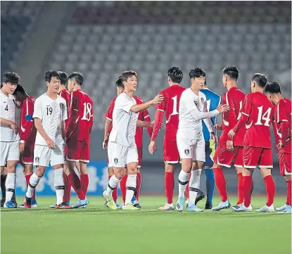  ?? Ap ?? Ni efusivos ni distantes, el saludo de los coreanos después del empate