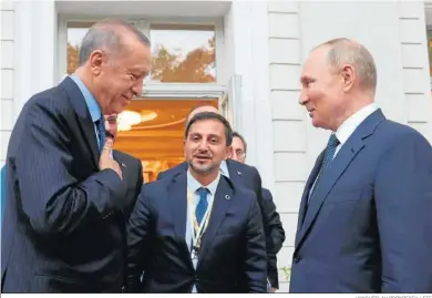  ?? VYACHESLAV PROKOFYEV / EFE ?? El presidente turco, Recep Tayyip Erdogan, es despedido ayer por su homólogo ruso, Vladimir Putin, en Sochi.