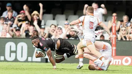  ?? Picture: Steve Haag Sports/Gallo Images ?? Vincent Tshituka of the Sharks scores a try during the United Rugby Championsh­ip match against Edinburgh at Kings Park Stadium yesterday.