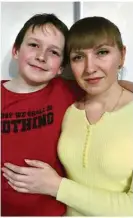  ??  ?? Die Ukrainerin Alina Golovko und ihr Sohn Roman.