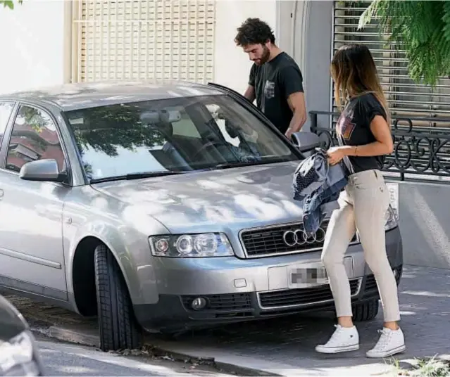  ??  ?? El domingo a la tarde (foto de arriba), la pareja salió a almorzar al Kansas de Palermo después de permanecer “guardados” desde el día anterior. Por eso, el sábado le encargaron la comida a un servicio de delivery (foto de abajo). “Pampita” ya le presentó sus hijos a Mariano, y quienes la conocen la ven entusiamad­a con la relación.