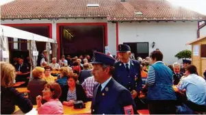  ??  ?? Freunden begegnen, gemütlich essen und Neues erfahren: Der Tag der offenen Tür der Freiwillig­en Feuerwehr Buch ist ein beliebter Treffpunkt.