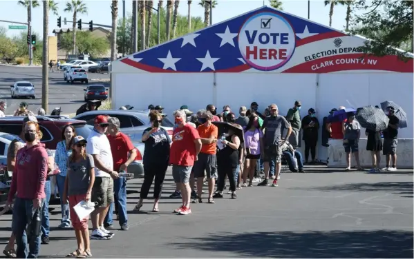  ?? AFP ?? Decenas de personas hicieron fila para votar en un centro comercial en el primer día de votación anticipada, este sábado, en Las Vegas, Nevada. Este tipo de votación para las elecciones generales se encuentra habilitado hasta el 30 de octubre.