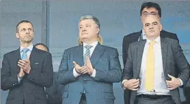  ?? FOTO: EFE ?? Ceferin (izq.) e Infantino (der.), junto al presidente de Ucrania, Petro Poroshenko