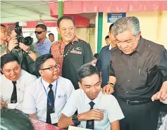  ??  ?? Zahid (right) shares a light moment with SMK Rosli Dhoby students.