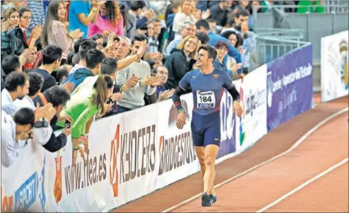  ??  ?? FELICIDAD MÁXIMA. Óscar Husillos dio la vuelta de honor en Salamanca tras batir el récord de España de 400 en pista cubierta.