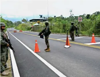  ?? /CORTESÍA EL UNIVERSO ?? Las vías en el cantón San Lorenzo, de Esmeraldas, están militariza­das por la serie de atentados. Estuardo Ve.