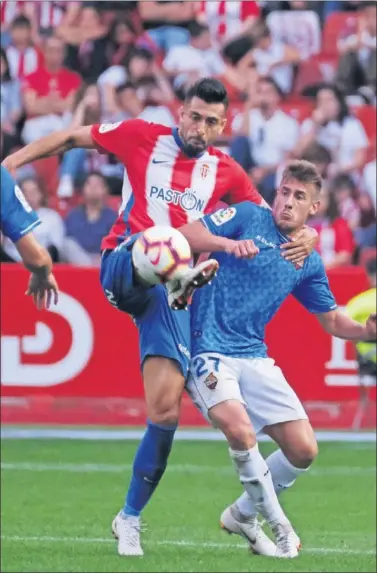  ??  ?? DISPUTA. Álex Pérez y Alfred Planas pugnan por el balón.