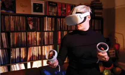  ?? Photograph: Murdo MacLeod/The Guardian ?? Keza Macdonald uses a VR headset at home in Glasgow, Scotland.