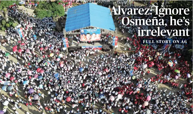  ?? SUNSTAR FOTO/ALLAN CUIZON ?? SHOW OF SUPPORT. Some 50,000 people turned up in Cebu City’s Plaza Independen­cia for the oathtaking of new members of the PDP-Laban, President Duterte’s political party, police estimated.