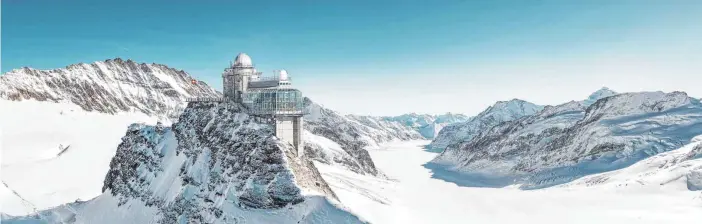  ?? FOTO: DAVID BIRRI ?? Umgeben von einer beeindruck­enden Welt aus Eis und Schnee liegt die Bahnstatio­n Jungfraujo­ch auf 3454 Metern Höhe. Die Attraktion im Berner Oberland wird als „Top of Europa“vermarktet.