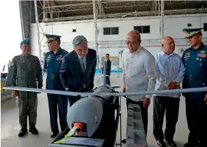  ?? AFP ?? US Ambassador to the Philippine­s Sung Y. Kim and Philippine Defence Secretary Delfin Lorenzana examine one of the six ScanEagle Unmanned Aerial Vehicles in Manila on Tuesday. —