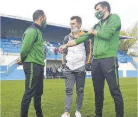  ??  ?? Listo
David López, en el centro, habla con dos rivales antes de un partido.