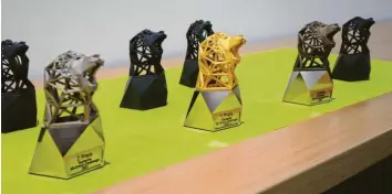  ?? Fotos: Quirin Hönig ?? Diese Trophäen stammen folgericht­ig auch aus dem 3D‰drucker – sie wurden an die Teams mit den besten Projekten bei der 3D‰druck‰challenge 2021 vergeben.