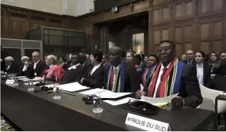  ?? ?? La délégation sud-africaine présente à l'audience devant la Cour de justice internatio­nale