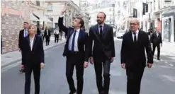  ??  ?? PARIS: French President Emmanuel Macron (2nd left) salutes passers-by on his way to the British embassy in Paris to present his condolence­s to the British ambassador to France, Edward Llewellyn, with French Minister for European Affairs Marielle de...