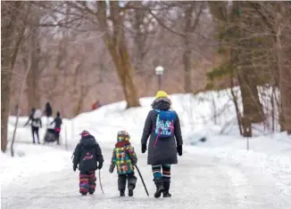  ?? PEDRO RUIZ LE DEVOIR ?? La chercheuse en nutrition Tamara Cohen prône la simplicité en ce qui concerne la pratique d’activités physiques, comme la marche en famille.