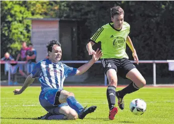  ?? SZ-FOTO: MANFRED SCHERWINSK­I ?? Die Fußballer des Tabellen-13. Ringingen (r., hier beim Erbacher Stadtpokal­turnier gegen Donauriede­n) sind am Samstag zu Gast beim Tabellenfü­nften Kirchen. In der Hinrunde in Kirchen setzten sich die Sportfreun­de klar mit 5:1 durch.