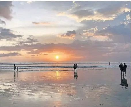 ?? FOTO: CAROLA FRENTZEN/DPA ?? Sonnenunte­rgang am berühmten Kuta Beach auf Bali. Vertreter der Tourismusb­ranche in Indonesien fürchten einen Einbruch der Zahlen, wenn das neue Strafgeset­z in Kraft tritt.