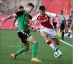  ?? ?? L’ancien Monégasque Edgaras Utkus au duel avec Aleksandr Golovin.
Le directeur général Jeanemmanu­el de Witt au côté du président Dmitri Rybolovlev.