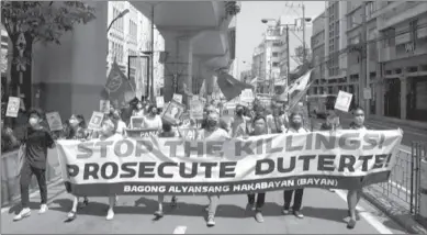  ??  ?? MANILA
Protesters march during a rally outside the Malacanang palace in Manila, Philippine­s. The group has called for justice and accountabi­lity for the thousands who have died due to the government's anti-drug crackdown under the administra­tion of Philippine President Rodrigo Duterte. -AP